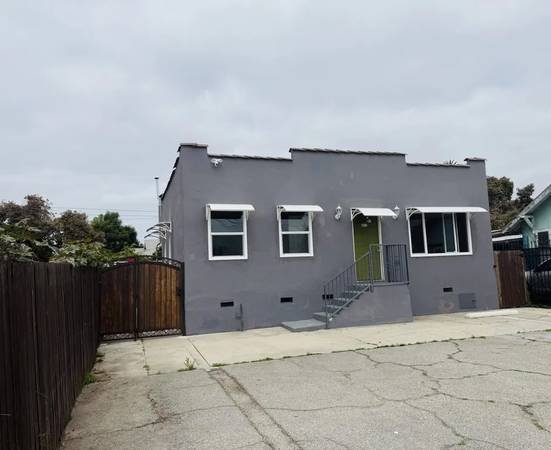 $1,650 for a 3BR 950ft² Spanish-Style Front House – Residential Only (Los Angeles)s