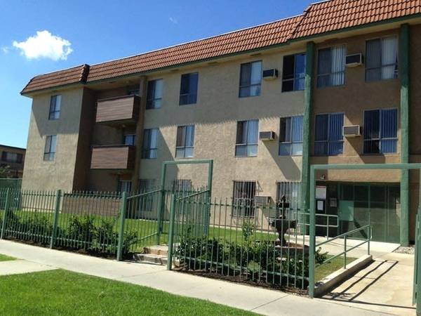 $1,895 / 500ft2 - Studio + Balcony facing Ellendale Place - Walk to USC Campus (2711 Ellendale Pl, Los Angeles, CA)s