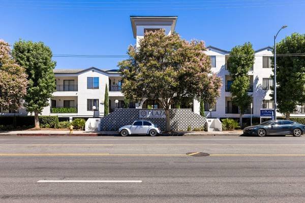 $2,495 / 2br - 1070ft2 - Gated 2Bed/2Bath in Canoga Park with Controlled Access (21031 Parthenia St, Canoga Park, CA)s