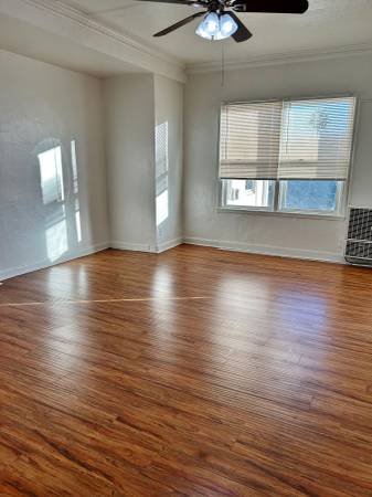 $1,595 HUGE -- ALL UTILITIES INCLUDED -- GIANT WALK IN CLOSET -- VIEW -- DOGS! (Hollywood)s