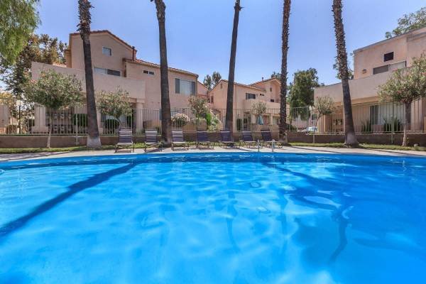 $2,399 / 1br - 704ft2 - Euro-Style Cabinets, Dramatic Cathedral Ceilings, 1 bedroom (27303 N. Sara St., Los Angeles, CA)s