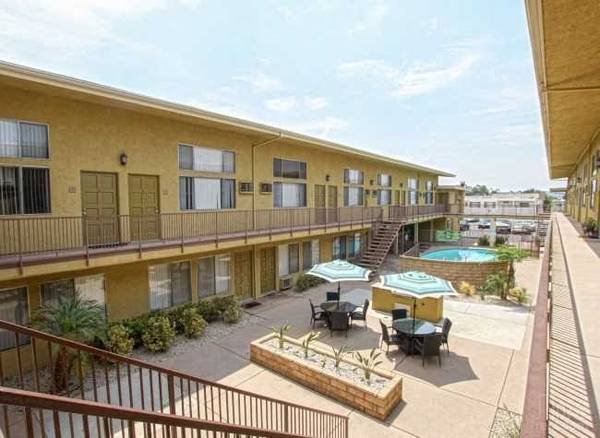 $1,749 / 1br - 634ft2 - Spacious renovated loft, $500 off second month, stainless steel fixtures (18520 Vincennes St, Northridge, CA)s