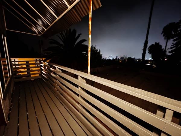 $1,650 HOLLYWOOD HILLS -- BALCONY -- ALL UTILITIES INCLUDED -- RENOVATED -- DOGS (Beachwood/Franklin Village)s