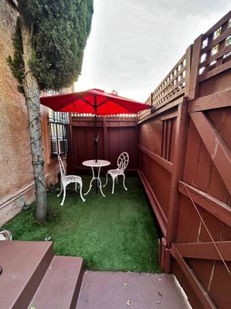 $1,525 RARE FIND -- RENOVATED -- PRIVATE ENTRANCE &amp; FENCED YARD -- DOGS OK! (Hollywood)s