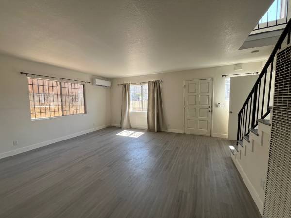 $4,250 / 3br - Echo Park Huge 2,300’ 3 bedroom &amp; 3 bath Duplex with Bonus Room (Echo Park)s