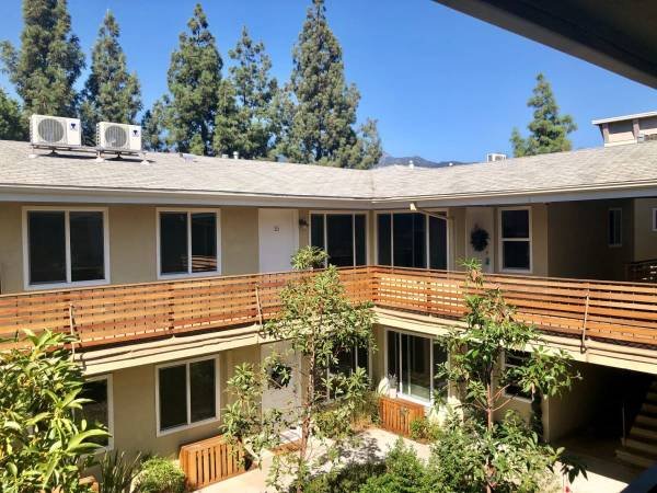 $2,215 / 1br - 708ft2 - Laundry Facilities, Courtyard, Refrigerator (296 N Oakland Ave, Pasadena, CA)s