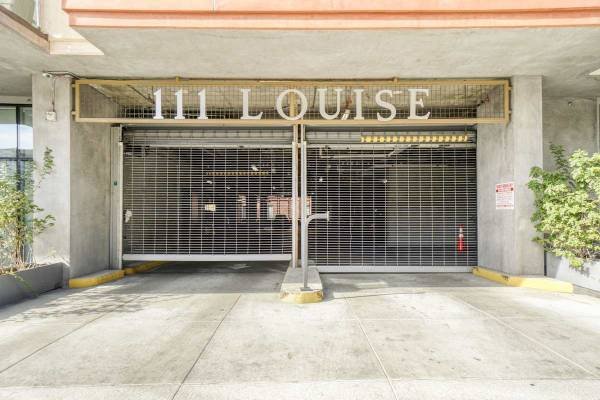 $3,124 / 1br - 987ft2 - Large Closets, Covered Parking, Off Street Parking (111 N Louise St, Glendale, CA)s