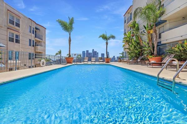 $2,699 / 2br - 900ft2 - 2-Bedroom with Central Air and Heating, Expansive Sundecks, and Barbecue Area (930 Figueroa Terrace, Los Angeles, CA)s