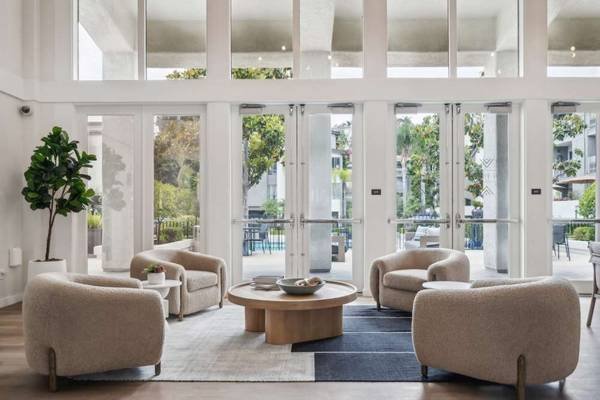 $2,285 / 1br - 780ft2 - 1-Bedroom 1-Bath in Woodland Hills CA with Dishwasher (5807 Topanga Canyon Blvd, Woodland Hills, CA)s