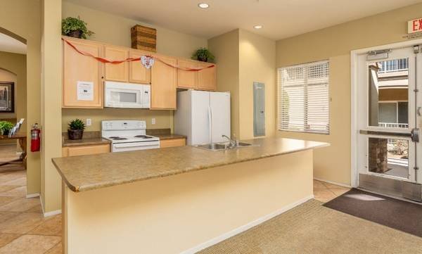 $1,450 / 1br - 648ft2 - 1-Bedroom with Refrigerator, Elevator, and Air Conditioner (38780 Orchid View Pl, Palmdale, CA)s