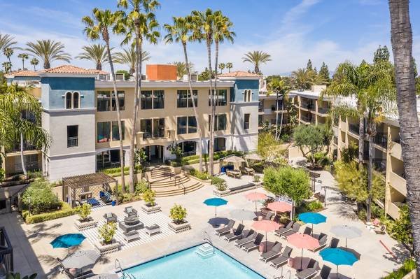 $3,350 / 2br - 797ft2 - Charming 2-Bedroom 2-Bath in the HEART of Sherman Oaks with Resort-Style Amenities! (Sherman Oaks)s