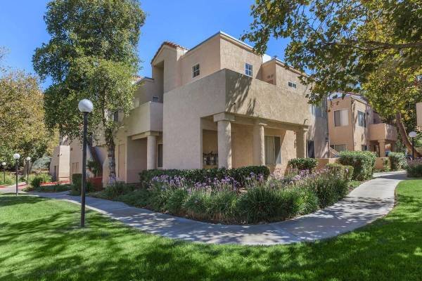 $2,939 / 3br - 1070ft2 - 3-Bedroom 2-Bath with Picnic Area, Situated in Santa Clarita! (Santa Clarita)s