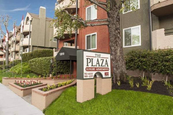 $2,865 / 2br - 1012ft2 - Don&#039;t Miss This Fabulous 2-Bedroom, 2-Bath in a Highly Desirable Location! (Sherman Village - Sherman Oaks)s