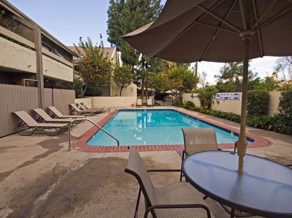 $2,399 / 1br - 982ft2 - 1-Bedroom Plus Loft: Featuring Covered Parking, Pool, and On-Site Laundry (Sherman Oaks)s