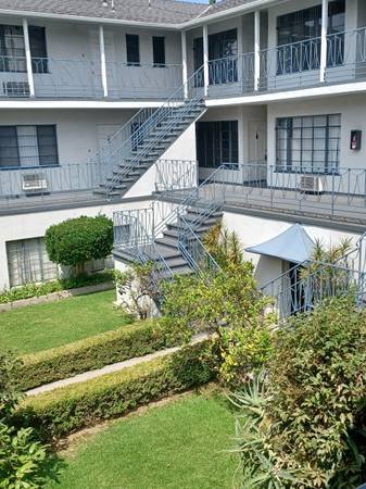 $2,195 / 1br - 600ft2 - Clean and Spacious Newly Painted 1-Bedroom 1-Bath (Los Feliz)s