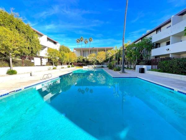 $1,649 / 378ft2 - Exquisite Courtyard, Garden-Style Studio Apartment in Long Beach (Long Beach)s
