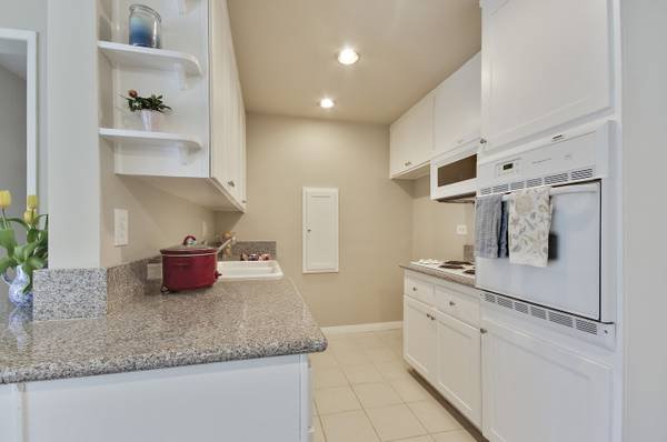 $2,325 / 1br - 752ft2 - Beverly Grove/Beverly Hills 1-Bedroom with Hardwood-Style Floors and A/C (Next to Beverly Hills)s