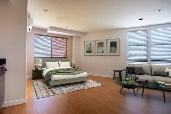 $1,910 / 360ft2 - Studio with Bike Racks, Laundry Facilities, On-Call Maintenance (2001 Olympic Blvd, Santa Monica, CA)s