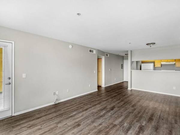 $1,632 / 2br - 900ft2 - Senior 55+ Living! 2-Bedroom Retreat in Central LA Must-See Amenitiess