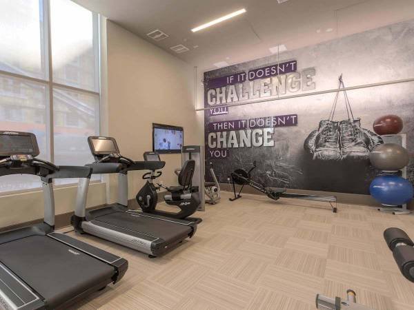 $2,766 / 1br - 619ft2 - 1-Bedroom with Expansive Closets, Quartz Countertops, Dog and Cat Friendly (Glendale)s