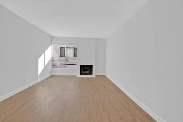 $2,300 / 1br - 653ft2 - 1-Bedroom with 24-Hour Laundry Facilities, Tiled Backsplash, and Fireplace (Los Feliz)s