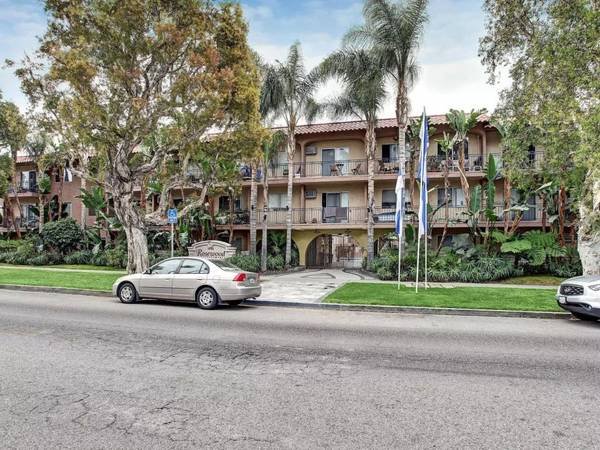 $2,995 / 2br - Beautiful Unit - Heated Lap Pool - Outdoor BBQ - Gym and More! (West Los Angeles)s