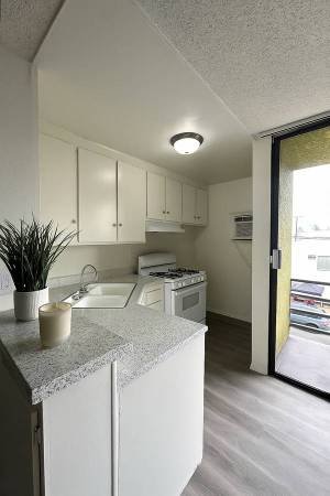 $1,550 / 1br - 750ft2 - Open House. Large Loft, Walk-in Closet, Fireplace Close to Everything (8437 Cedros Ave Panorama City CA)s