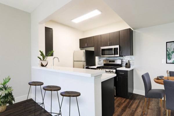 $2,300 / 451ft2 - 9 Foot Ceilings, Pet Friendly, Dishwashers, Gated Garage Parking (Underground Parking Garage)s