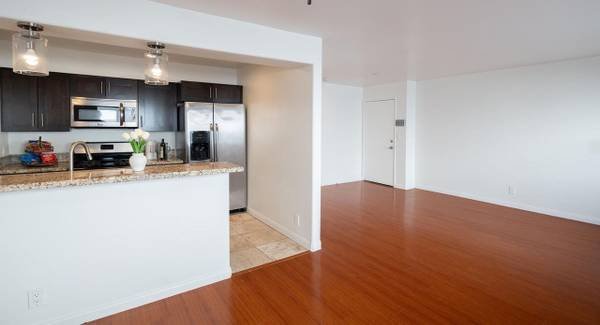 $2,495 / 2br - Bright and Spacious, Attached Garage, Central AC/Heat (423 North Oxford Avenue, Los Angeles, CA)s