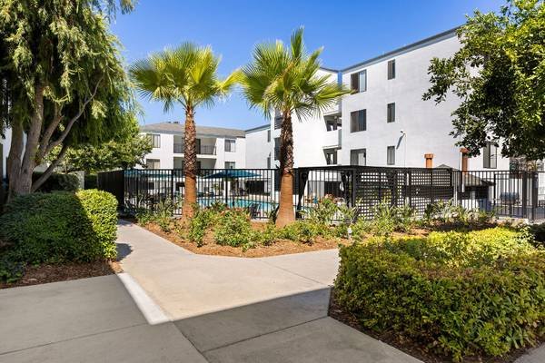 $2,495 / 2br - 1070ft2 - Call Today to Tour Our 2 Bedroom! Lots of Amenities! (21031 Parthenia St, Canoga Park, CA)s