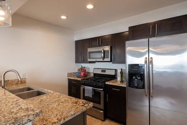 $2,495 / 2br - 24/7 Emergency Maintenance, Central AC/Heat, 2 Bedroom 2 Bathroom (423 North Oxford Avenue, Los Angeles, CA)s