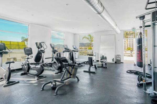 $3,124 / 1br - 987ft2 - Media Room, Availability 24 Hours, Microwave (111 N Louise St, Glendale, CA)s