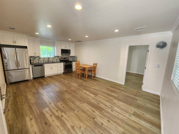 $2,200 / 1br - 700ft2 - Prime Location, Newly Renovated ADU, All Utilities Included (Sherman Oaks)s