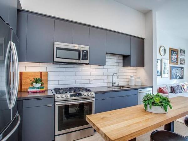 $2,595 / 1br - 716ft2 - Samsung Stainless-Steel Appliances, Spacious Closets (Ocean Blvd between Pine and Pacific)s