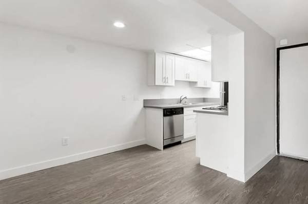 $2,150 / 1br - 883ft2 - Open House! 1 Bedroom 1 Bath • Move-In Deal • Central AC • Parking Spot (6805 Louise Ave, Los Angeles, CA 91406)s