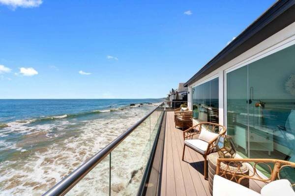 $266 / 2br - 2 Bedrooms &amp; A Beach View, On Pacific Coast Hwy. Jun 8-29th, Jul 27-Aug 3rd (Pacific Coast Hwy, Malibu, CA)s