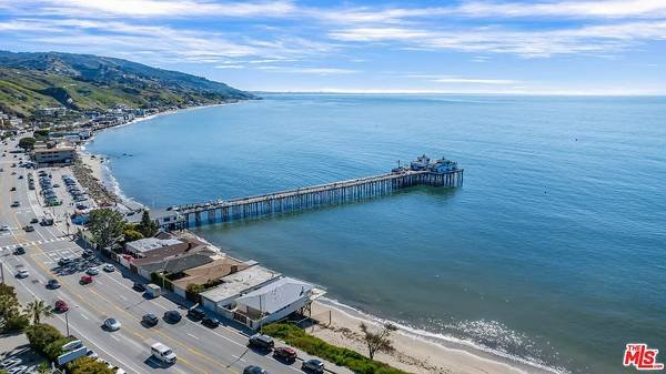 $1,755 / 2br - Pacific Coast Hwy, Malibu, CA. Opposite Pier &amp; Beach. (5/12/25 to 5/19/25) (Malibu, CA)s