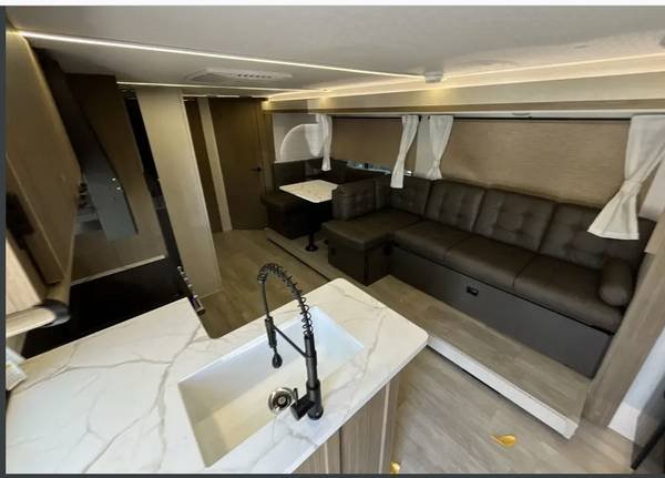 $300 / 2br - Rose Parade Location within Walking Distance to Colorado Blvd and the Rose Bowl (Pasadena Old Town)s