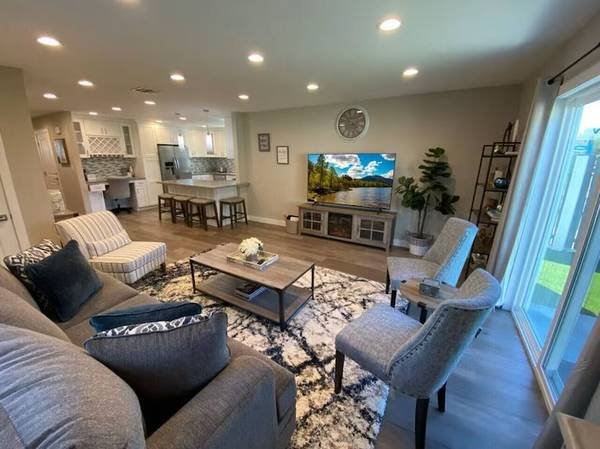 $391 / 2br - Burbank Luxury 2-Story Home with Amazing Views (Burbank Empire)s