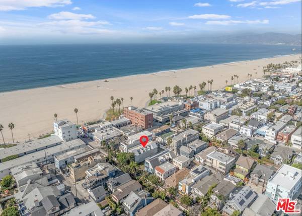 $7,000 / 3br - Bright, Airy Duplex on one of Venice&#039;s Most Coveted Walk Streets (Venice)s