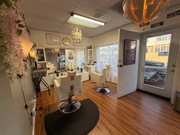 $200 / 100 Square Feet - BEAUTY SALON RENT 2 STATION FOR HAIR SERVICES ROOM ESTHETICIANs