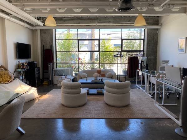 $5,575 / 1800ft2 - Ground Floor Easy Access Space - Floor to Ceiling Windows (Santa Monica)s