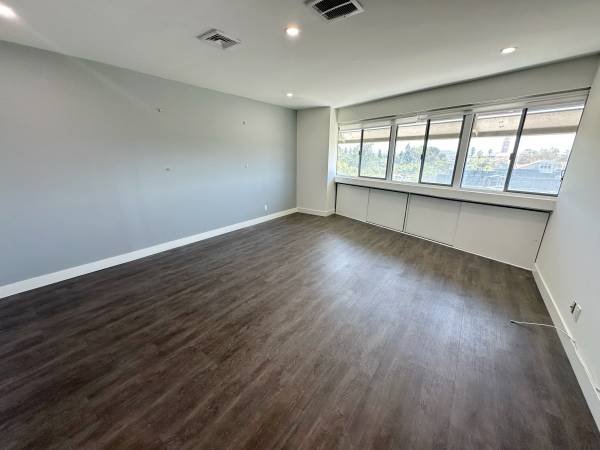 $1,050 / 315ft2 - Office Space with city view (Beverly Hills)s