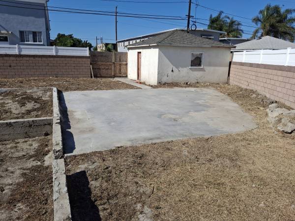 Large Parking Space: $100 for 350ft2 (Long Beach)s