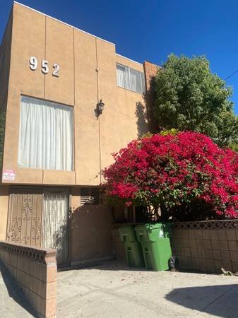 $750 / 3br - Room for Rent in a Large Three-Bedroom Echo Park Townhouse (Echo Park)s