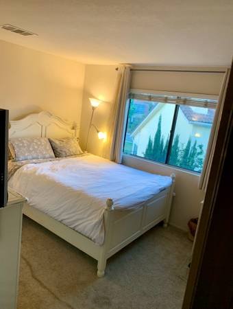 $1,300 / 1br - $1300/MO Includes Utilities! ROOM in Agoura Family Home with VIEWS! (Agoura Hills)s