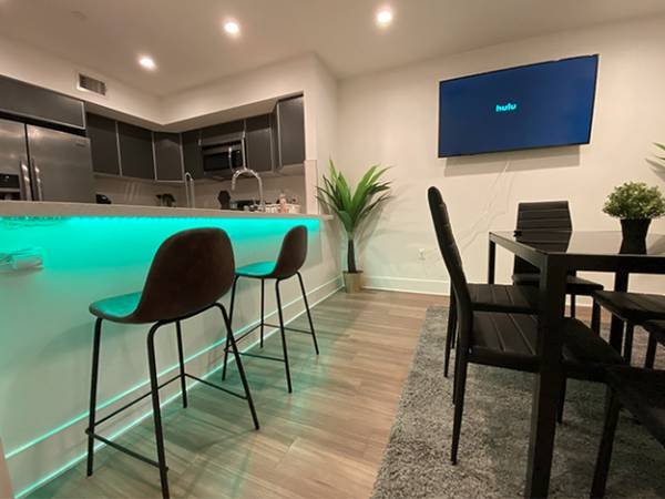 $1,550 / 4br - 1300ft2 - Furnished suite with a private bathroom (Hollywood)s