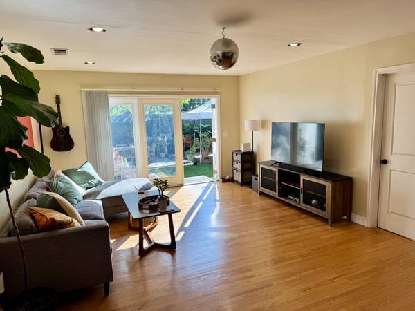 $1,200 / 4br - Private room and bath in beautiful spacious home with backyard (Beverlywood / Culver City Adjacent)s