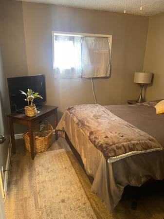 $1,150 Private Room or Studio (Encino)s