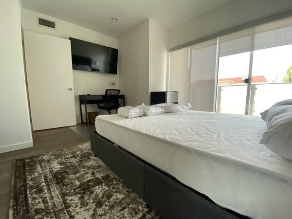 $1,450 / 4br - 1200ft2 - Furnished Private Room near Beverly Grove (Hollywood)s